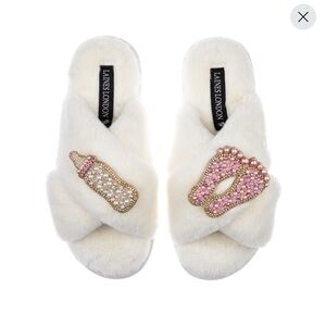 NWOT Classic Laines Slippers With New Baby Girl Brooches - Cream - Size Small